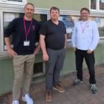 Der Bürgermeister, Hannes Loth, mit den beiden Mitarbeitern der Telekom ©Stadt Raguhn-Jeßnitz Der Bürgermeister, Hannes Loth, mit den beiden Mitarbeitern der Telekom ©Stadt Raguhn-Jeßnitz